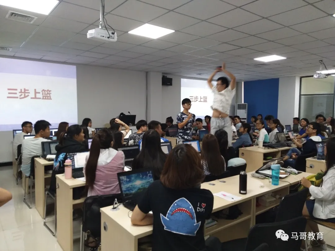 8点25分，办公室收到了一件神秘包裹……